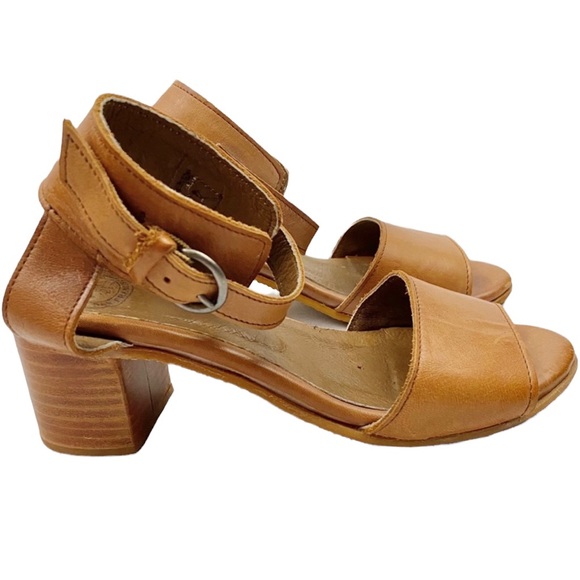 Elegant Tan Leather Sandals - Picture 1 of 9